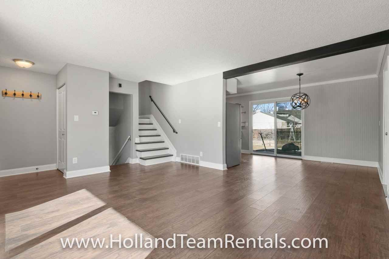 7112 S Franklin St - Photo 5 of 21