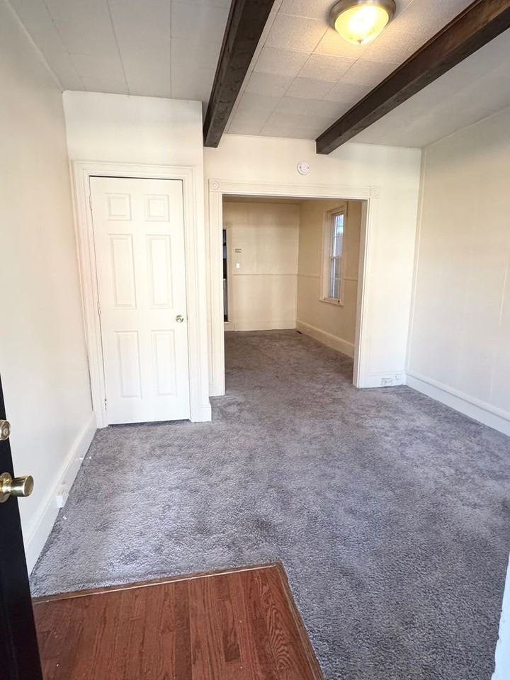 736 E Marion St - Photo 2 of 18