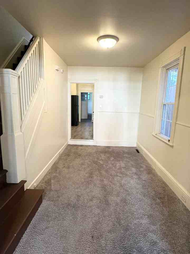 736 E Marion St - Photo 4 of 18