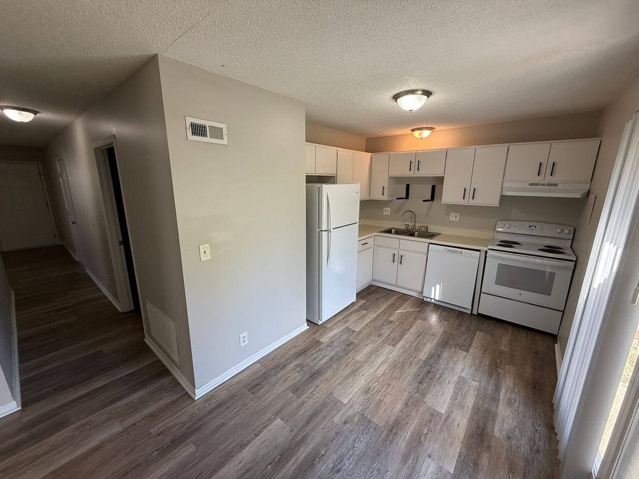 402 Sw 6th St - Photo 3 of 6