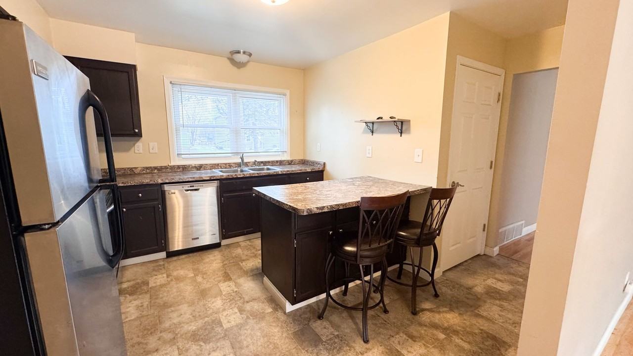 707 Bong Blvd - Photo 6 of 24