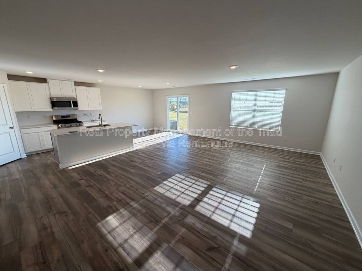 329 329 Kingscote Way - Photo 2 of 10