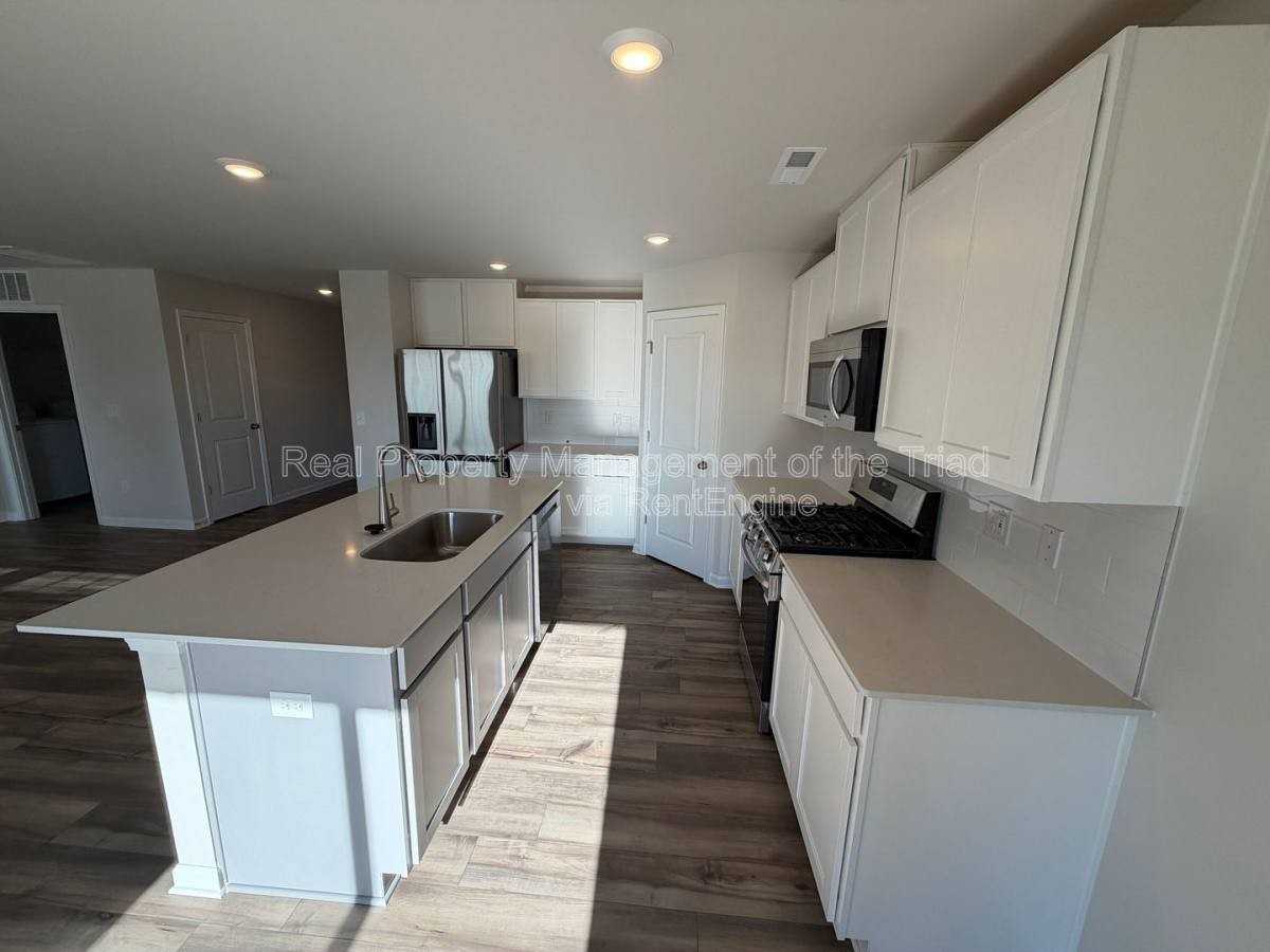 329 329 Kingscote Way - Photo 3 of 10