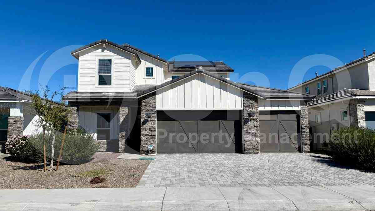 10520 W Quail Ave - Photo 2 of 10