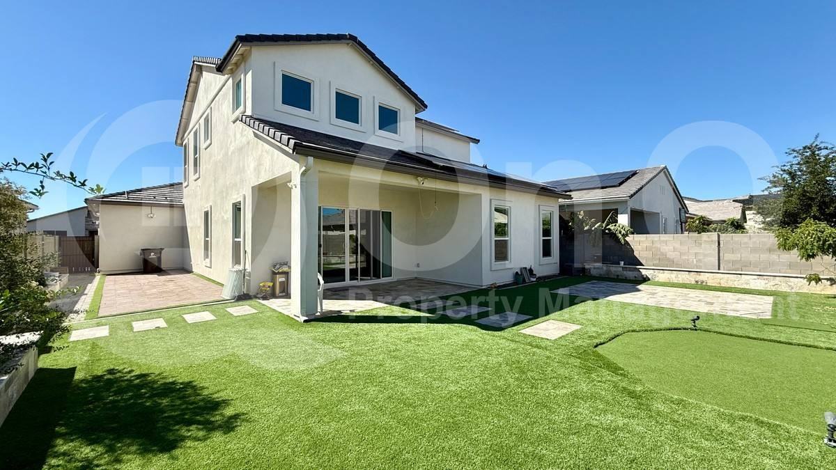 10520 W Quail Ave - Photo 3 of 10