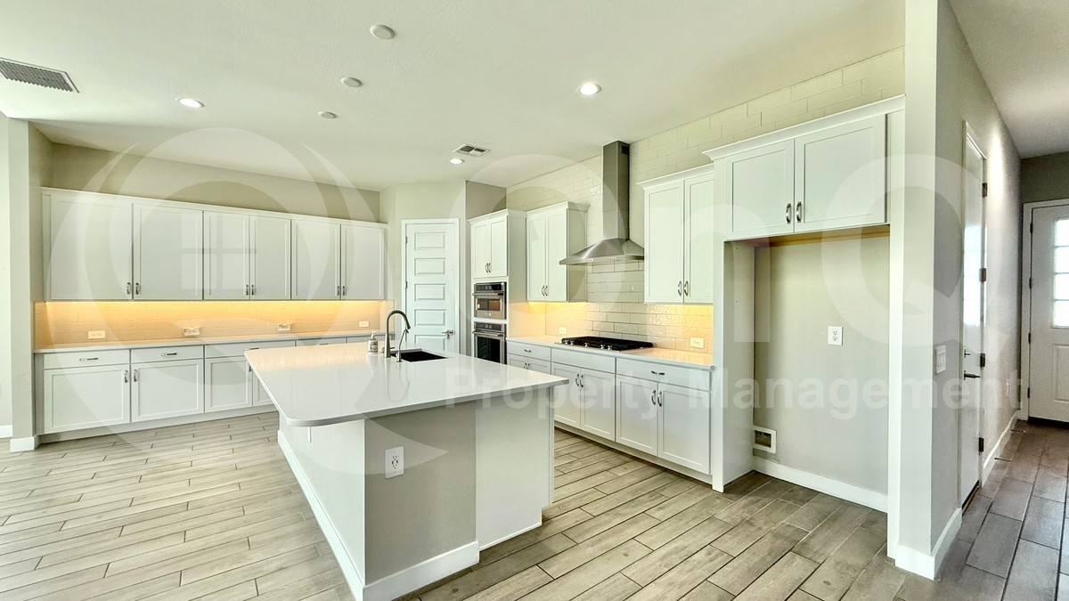 10520 W Quail Ave - Photo 4 of 10