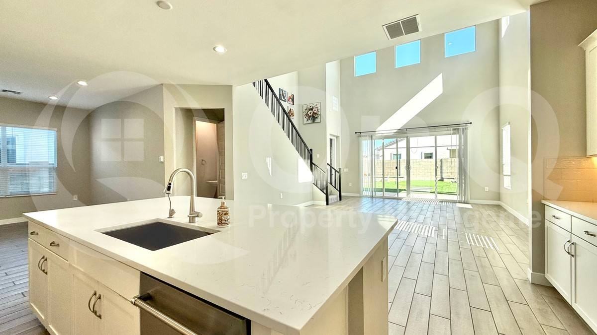 10520 W Quail Ave - Photo 5 of 10