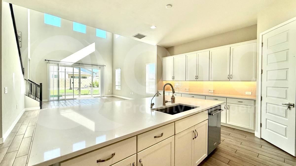 10520 W Quail Ave - Photo 7 of 10