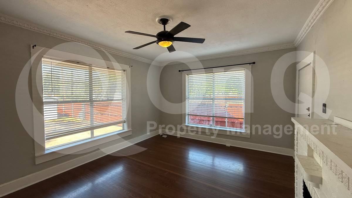 2703 Gladstone Dr - Photo 2 of 10