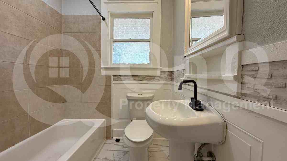 2703 Gladstone Dr - Photo 3 of 10
