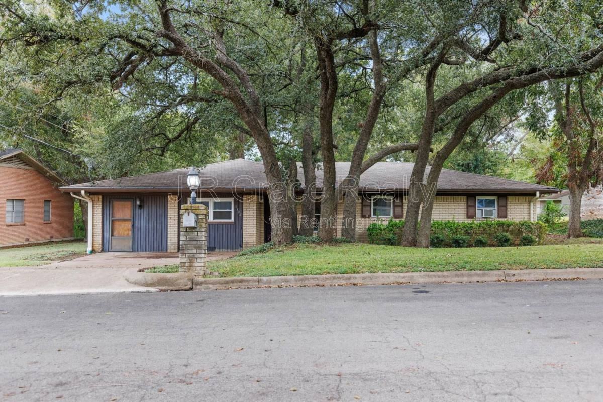 8806 Fox Hollow Dr - Photo 3 of 10