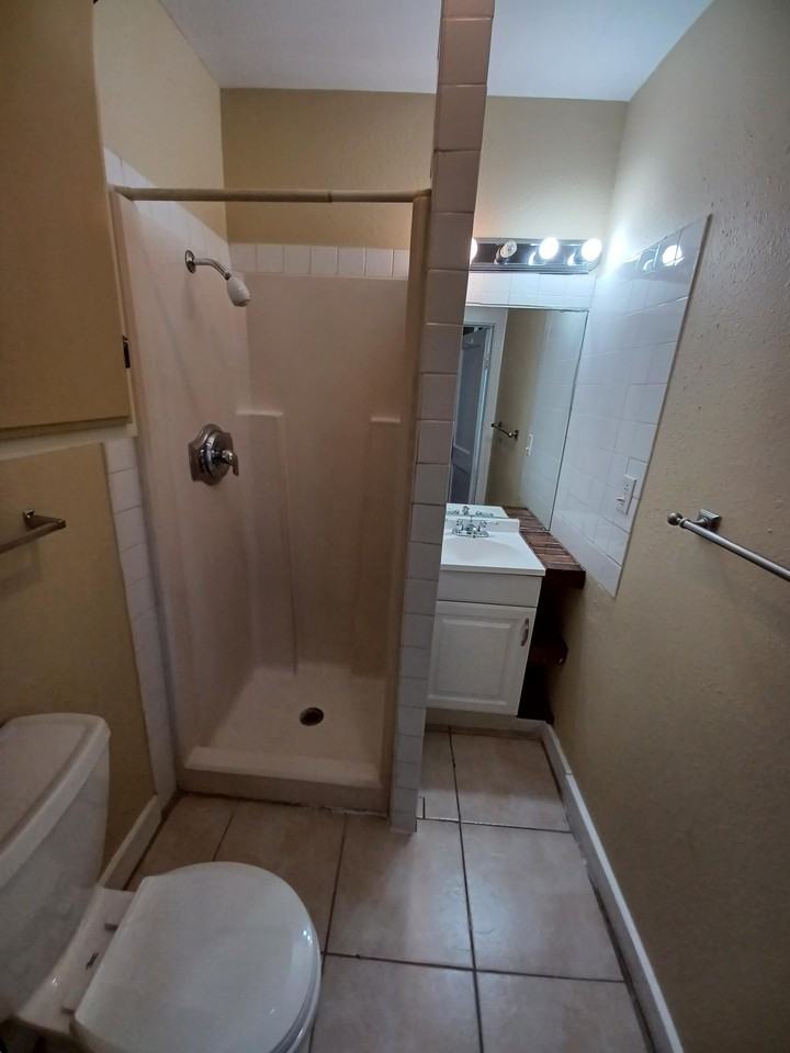 124 W Mistletoe Ave #3 - Photo 4 of 11