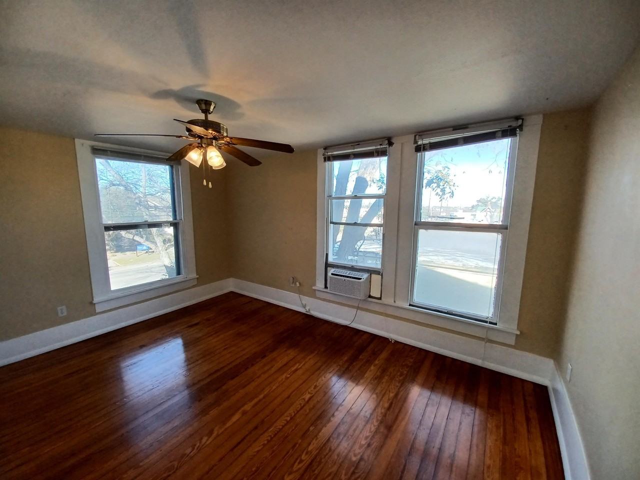 124 W Mistletoe Ave #3 - Photo 4 of 11