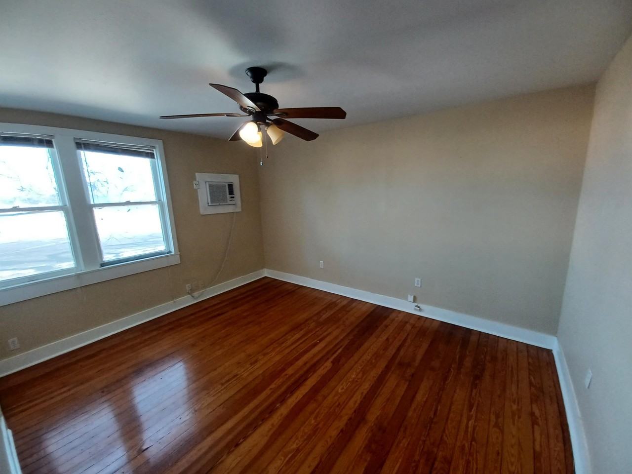 124 W Mistletoe Ave #3 - Photo 5 of 11