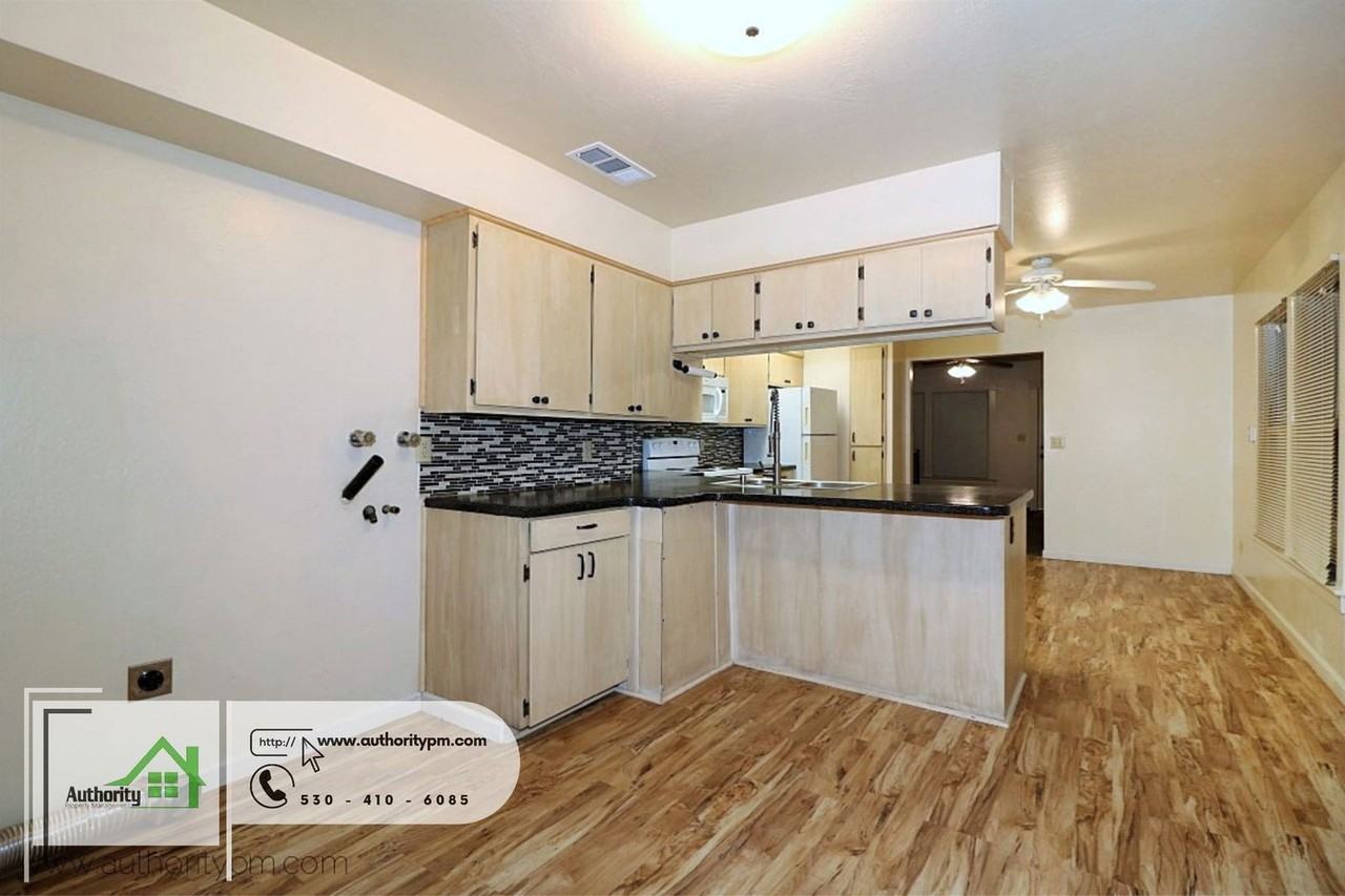 2128 Shasta Street - Photo 4 of 20