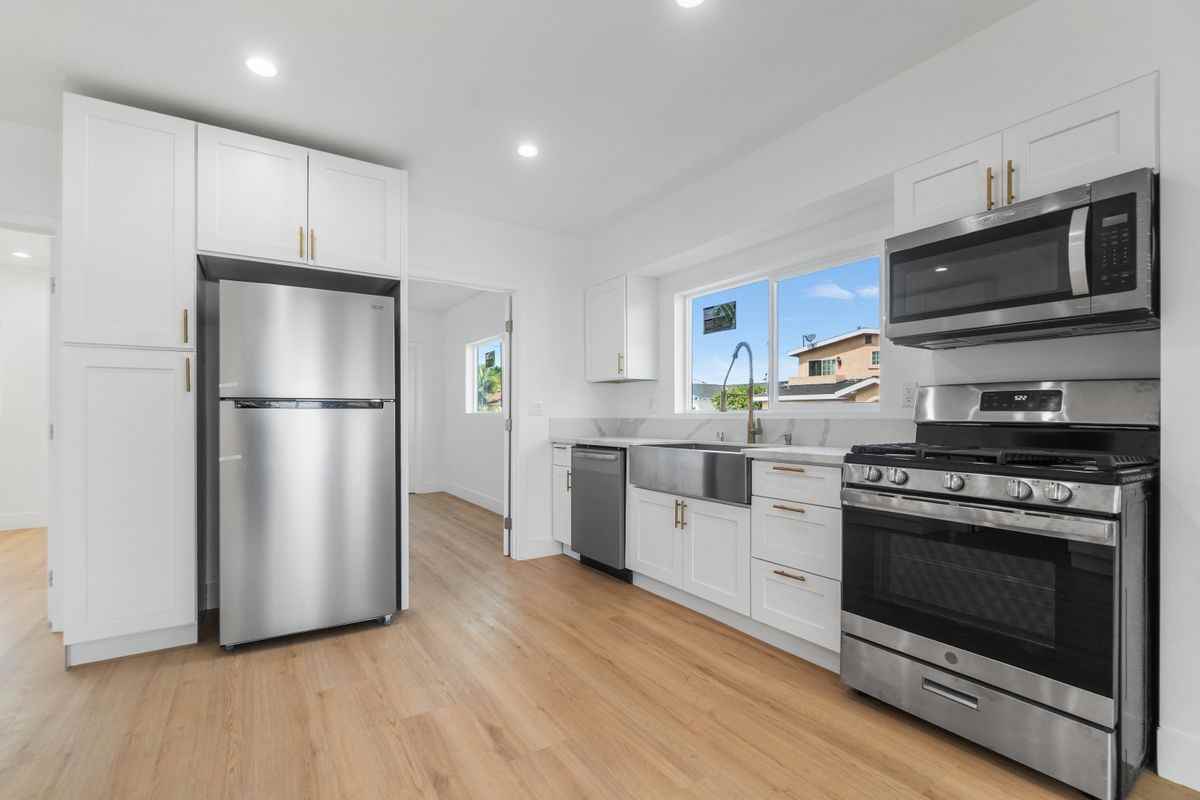 301 S Cabrillo Ave - Photo 3 of 13