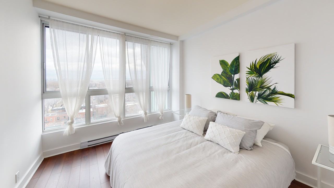 5999 Monkland - Photo 2 of 12