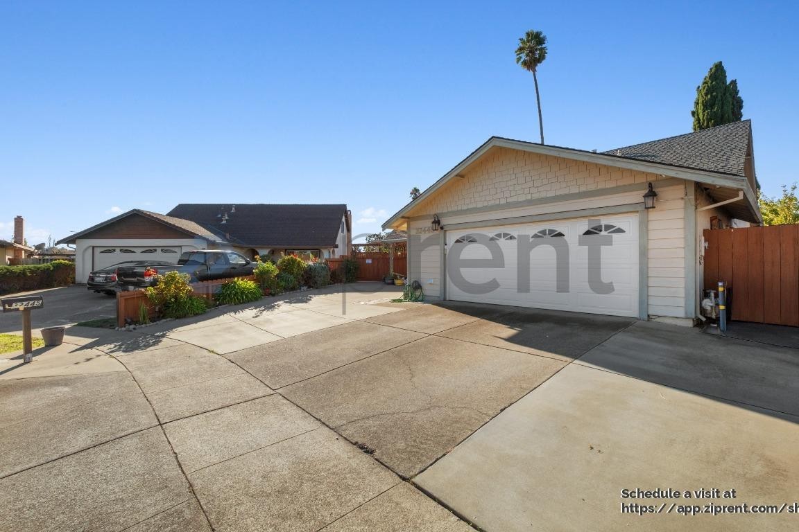 32445 Lake Barlee Ln - Photo 2 of 23