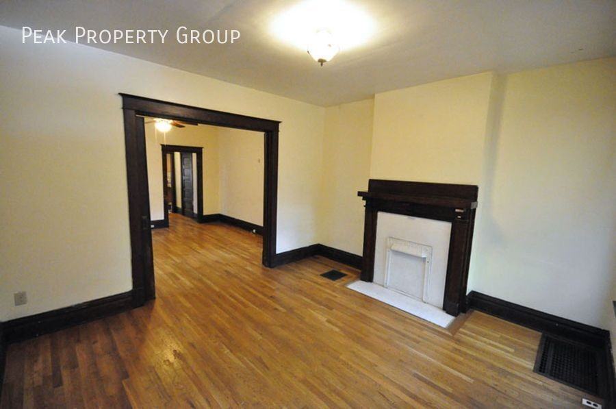 2078 Summit St - Photo 2 of 17