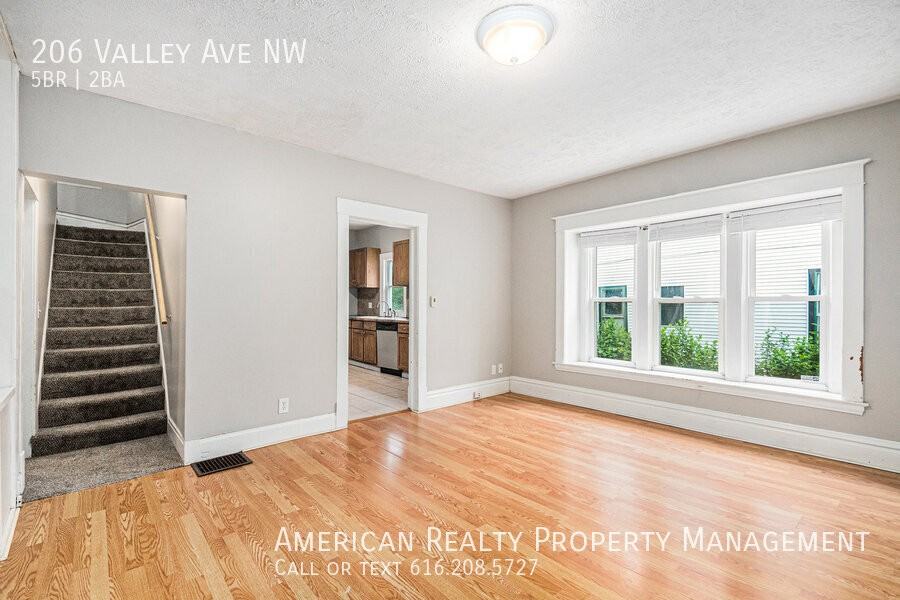 206 Valley Ave Nw - Photo 2 of 19