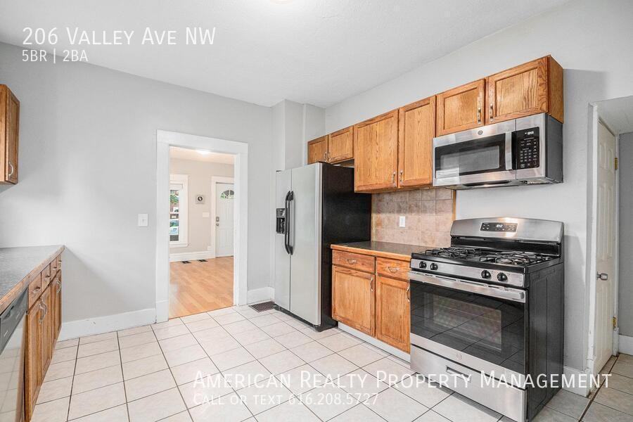 206 Valley Ave Nw - Photo 4 of 19