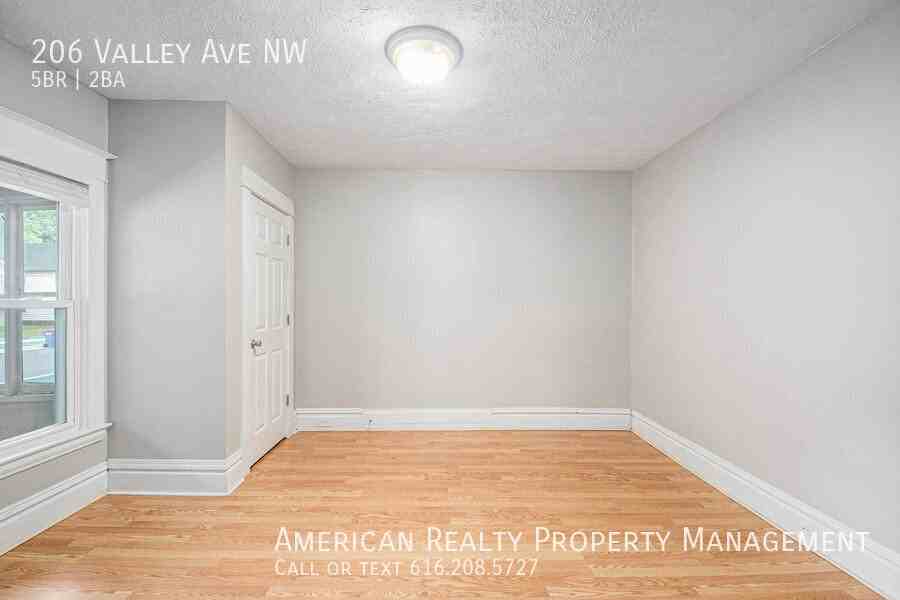 206 Valley Ave Nw - Photo 7 of 19