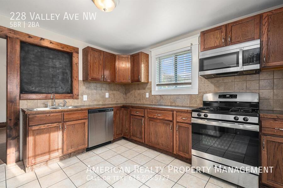 228 Valley Ave Nw - Photo 2 of 20