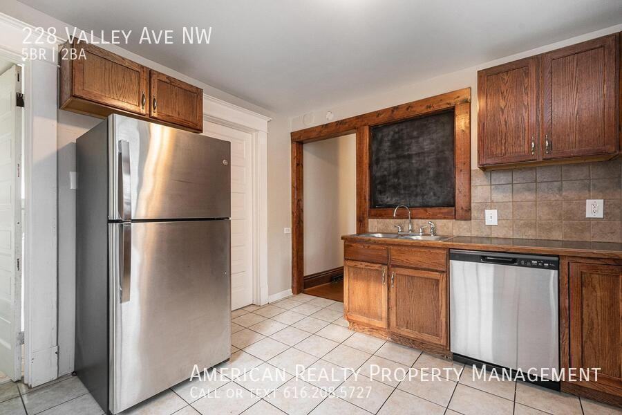 228 Valley Ave Nw - Photo 4 of 20