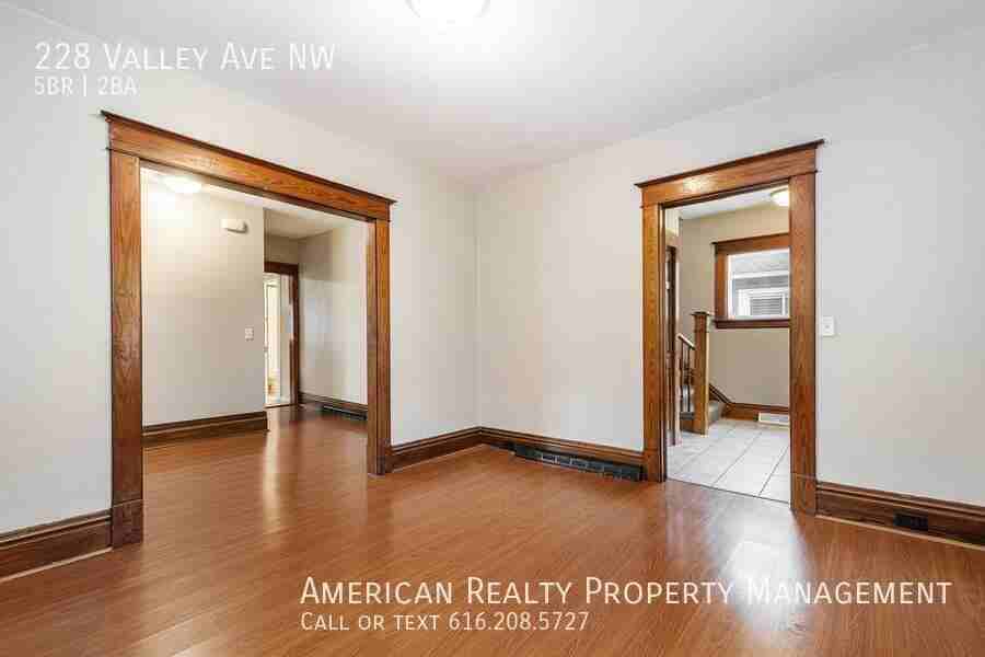 228 Valley Ave Nw - Photo 5 of 20