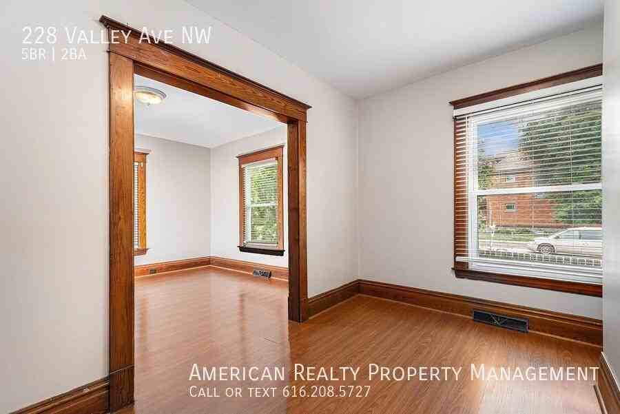 228 Valley Ave Nw - Photo 6 of 20