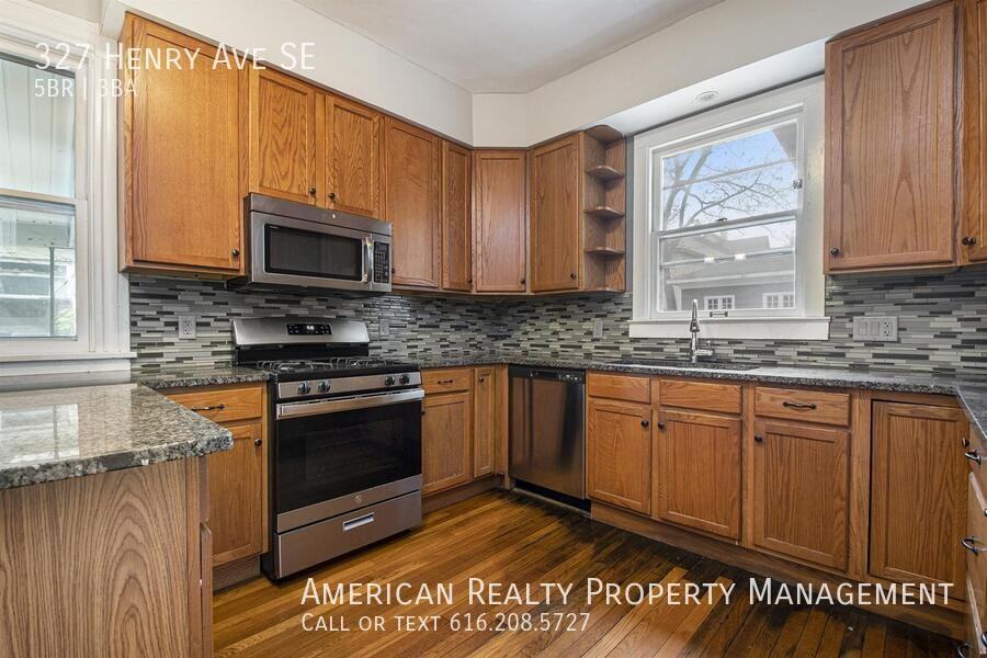 327 Henry Avenue Southeast - Photo 4 of 19