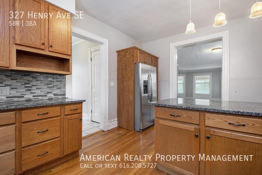 327 Henry Avenue Southeast - Photo 5 of 19