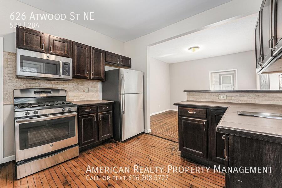 626 Atwood St Ne - Photo 5 of 18