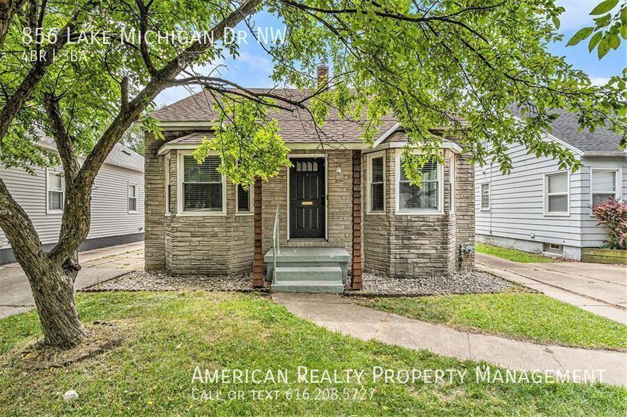 856 Lake Michigan Dr Nw