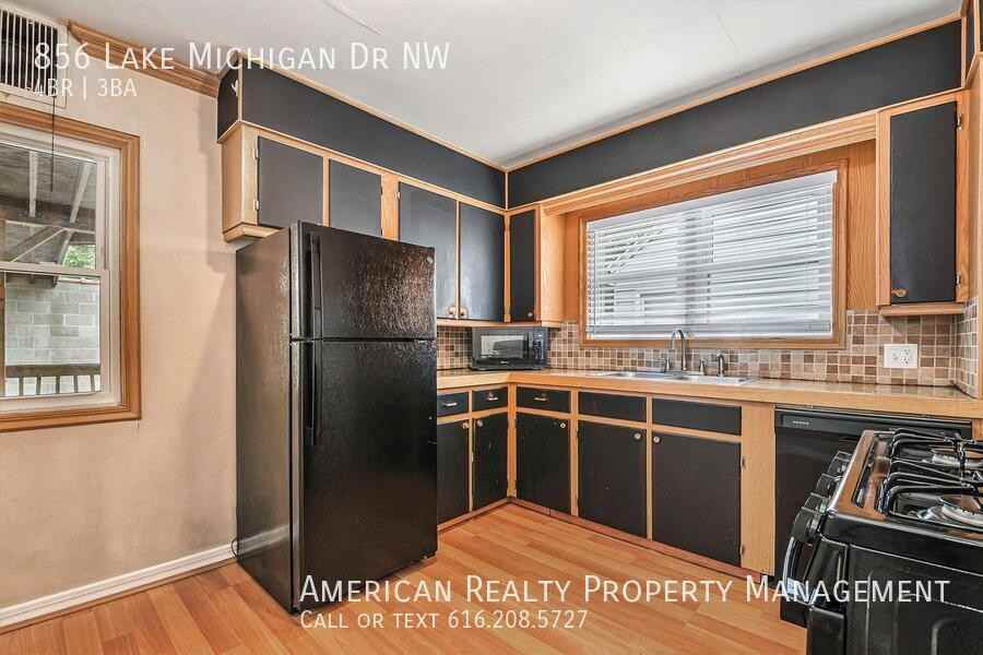 856 Lake Michigan Dr Nw - Photo 4 of 21