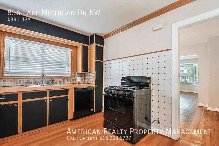 856 Lake Michigan Dr Nw - Photo 5 of 21