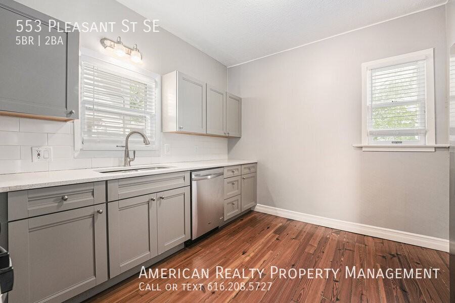 553 Pleasant St Se - Photo 5 of 17