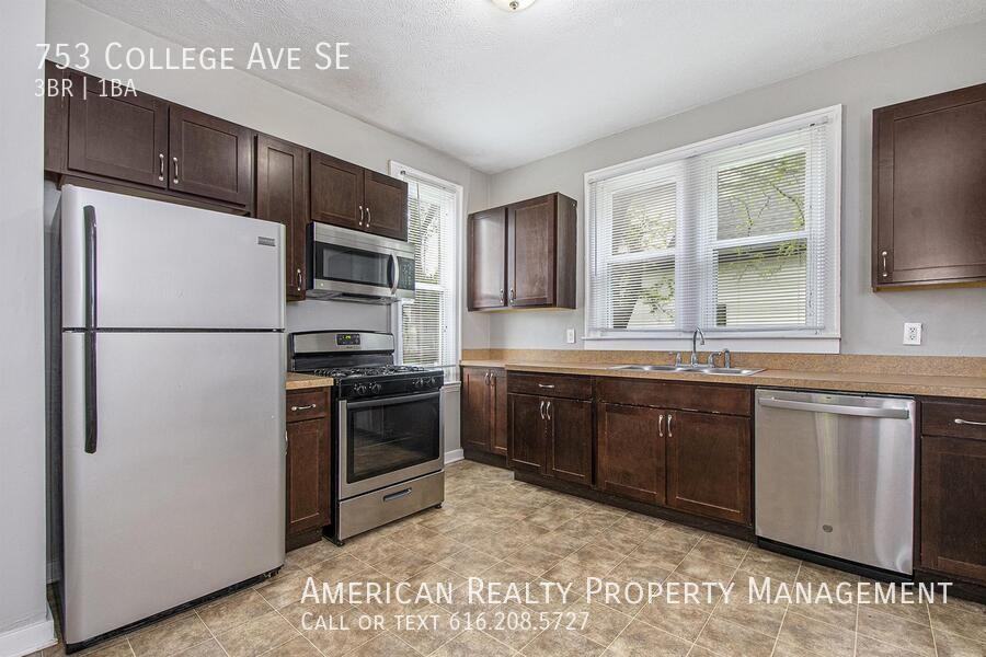 753 College Ave Se - Photo 4 of 18