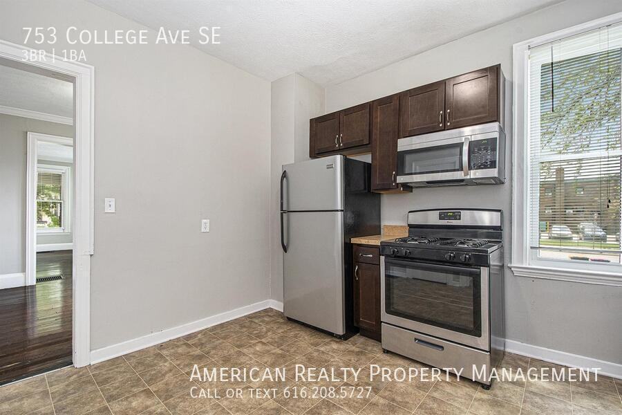 753 College Ave Se - Photo 5 of 18