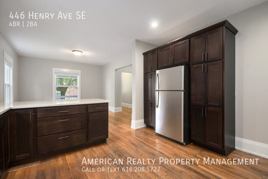 446 Henry Ave Se - Photo 5 of 19