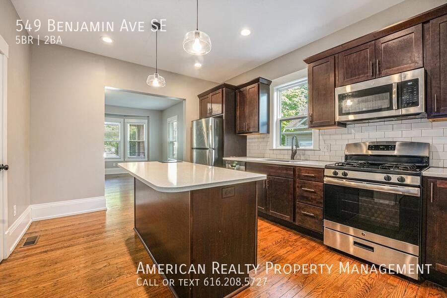 549 Benjamin Ave Se - Photo 4 of 18