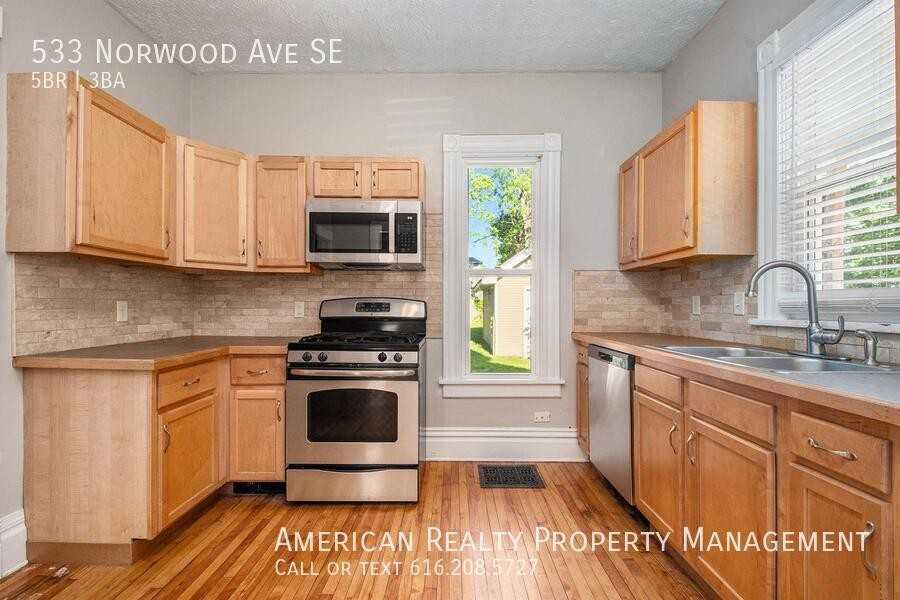 533 Norwood Ave Se - Photo 4 of 20