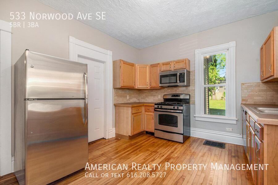 533 Norwood Ave Se - Photo 5 of 20