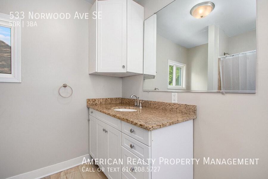 533 Norwood Ave Se - Photo 6 of 20