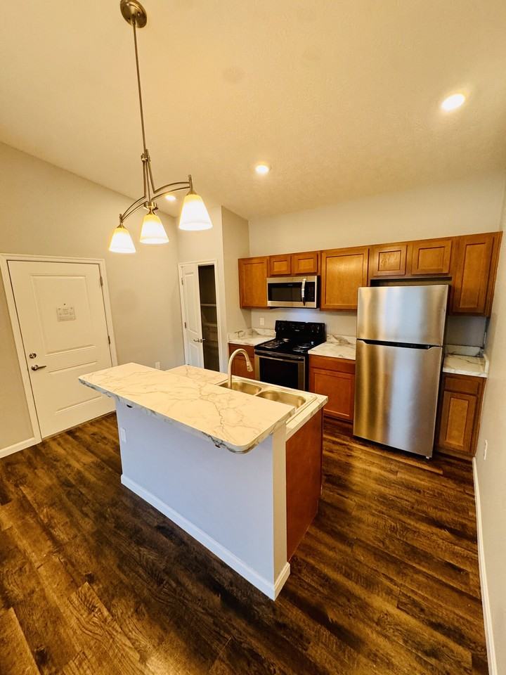 Adams Pointe - Photo 3 of 9