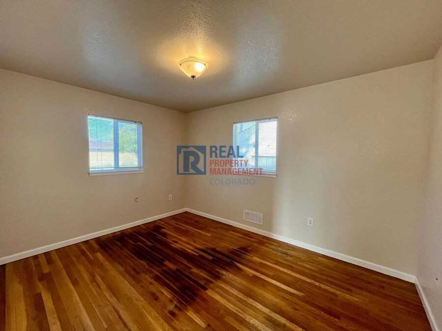 990 Newark Street - Photo 4 of 15