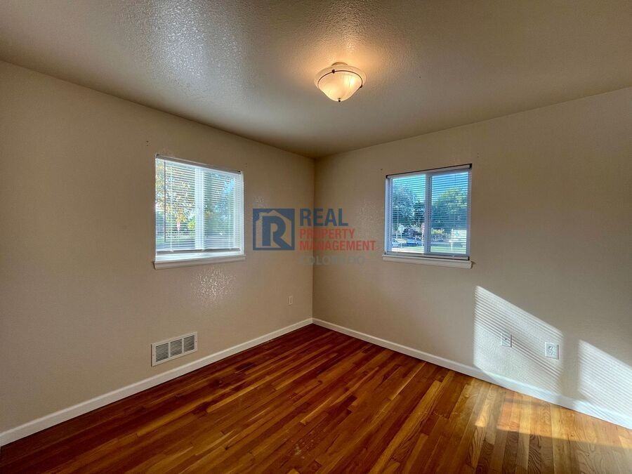 990 Newark Street - Photo 5 of 15