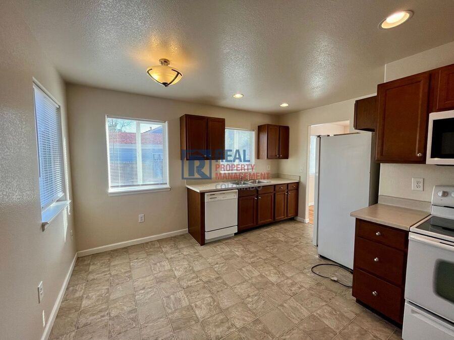 990 Newark Street - Photo 6 of 15