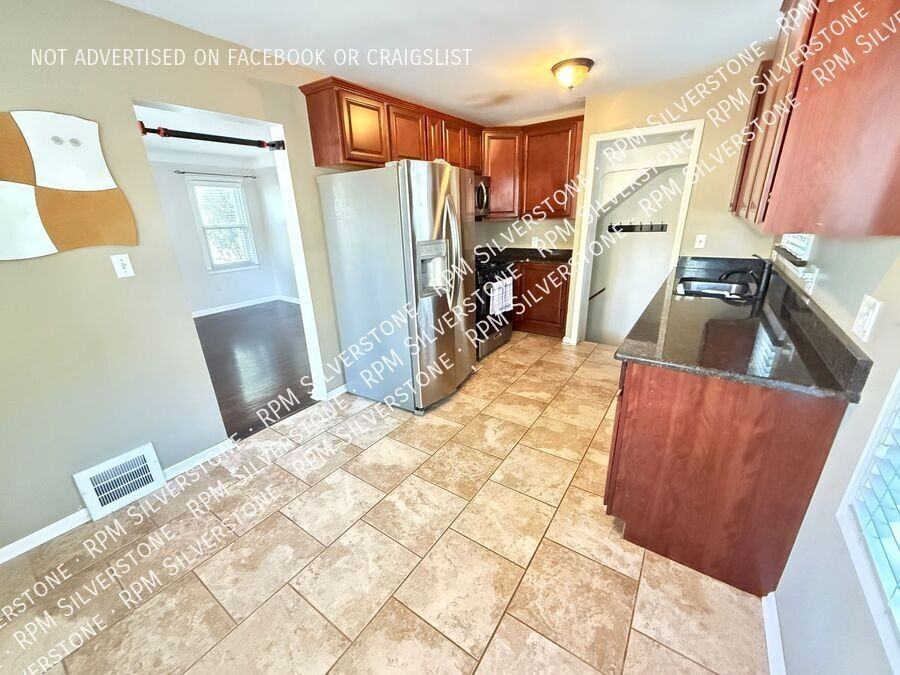 2664 Tyler Ave - Photo 4 of 15