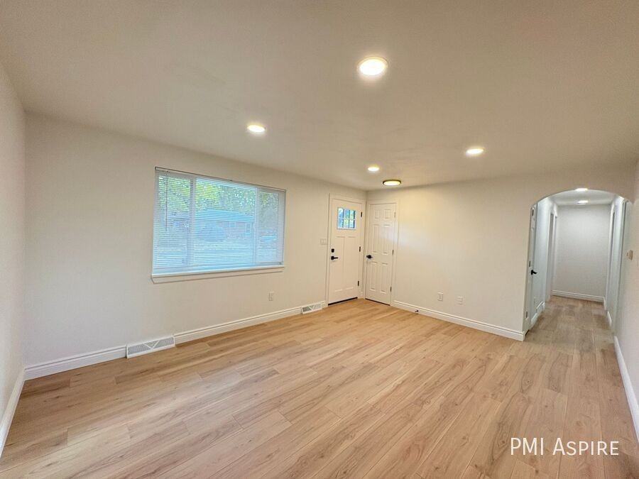 1016 S Gay Dr - Photo 3 of 20